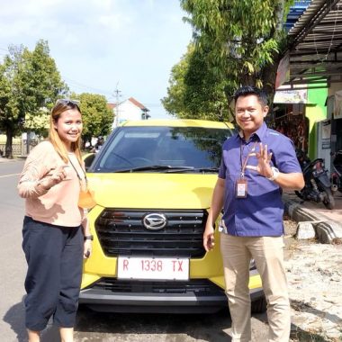 Foto Penyerahan Unit Sales Mobil Daihatsu Angky (6)