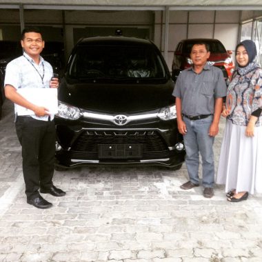 Foto Penyerahan Unit Sales Mobil Toyota Heri (3)